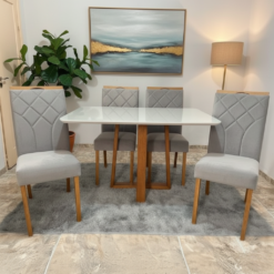 Mesa Pedro 120 Mel/Off White com 4 Cadeiras Stella Veludo Cinza Prata – ART ASSENTOS + CLEFATOS DECOR